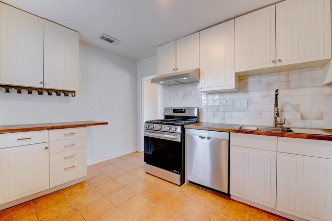 Building Photo - 1806 Gardenia Dr