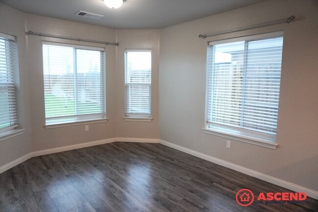 Building Photo - Stunning Home Off of Taft Highway and South H Street!