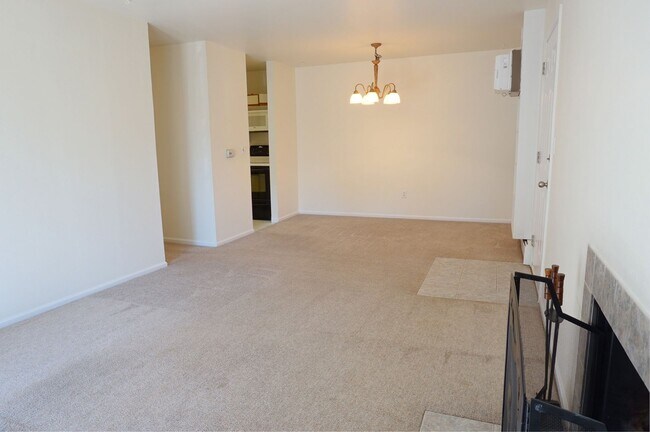 Building Photo - Adorable 1st floor 2 bedroom 1 bath condo ...