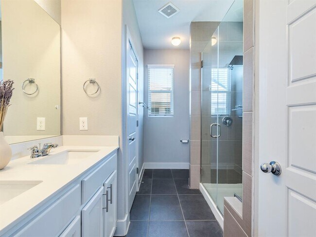 Building Photo - 2315 Capulet St
