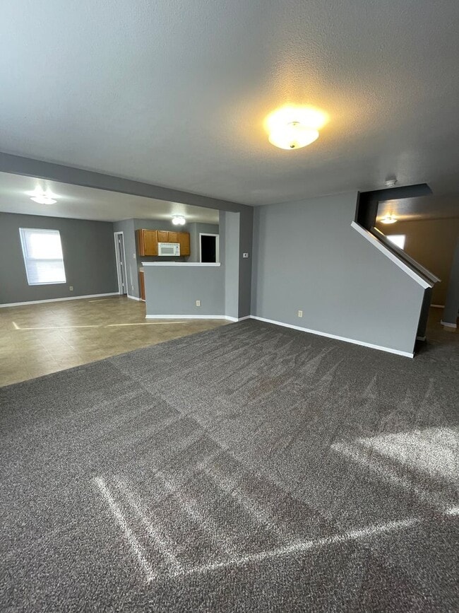 Building Photo - Shelbyville - 3 BR  home with loft