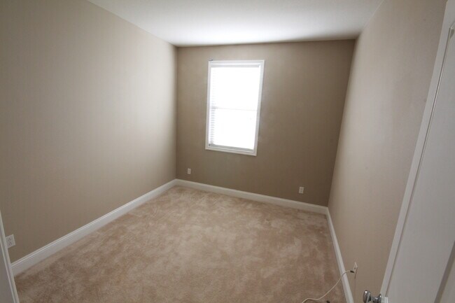 Building Photo - Stunning 2 Bedroom/2.5 Bath Townhouse