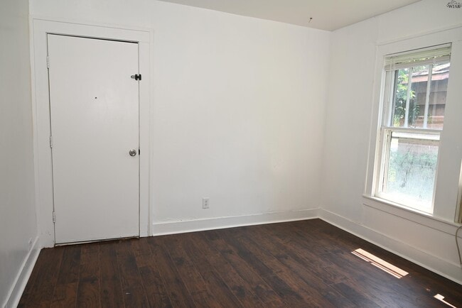 Building Photo - 2122 Yale Ave