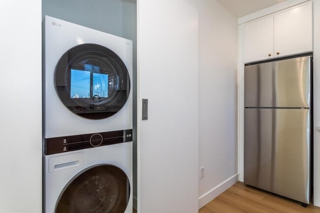 Building Photo - 713 New Depot St