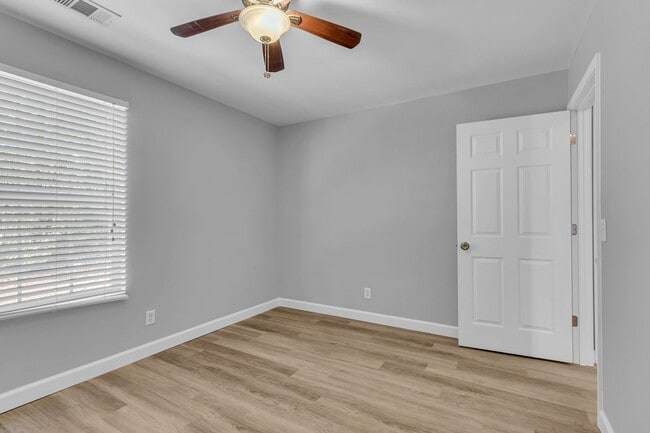 Building Photo - 525 Rushing St