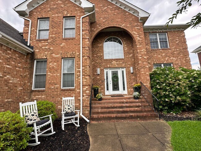 Building Photo - 1320 Club House Dr
