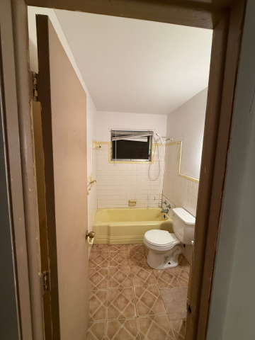 Shared Bathroom - 2421 Jeffcott St