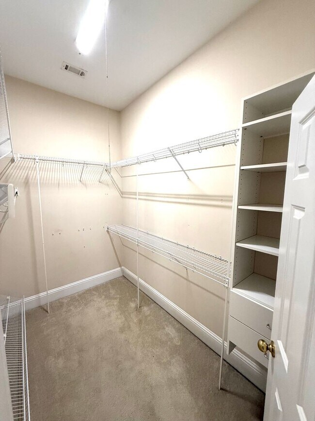 Building Photo - ** 4 Bed 3 Bath located in Deer Creek ** Call our self showing number to schedule a tour 334-366-...