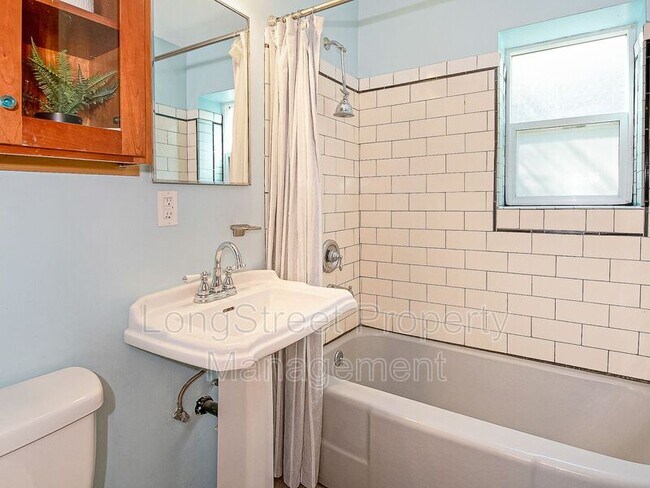 Building Photo - 1066 NE Madrona St