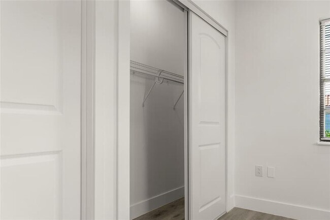 Building Photo - 2724 SW 34th Ct