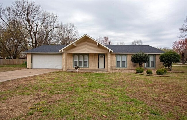 Primary Photo - 2726 W Highland Cir