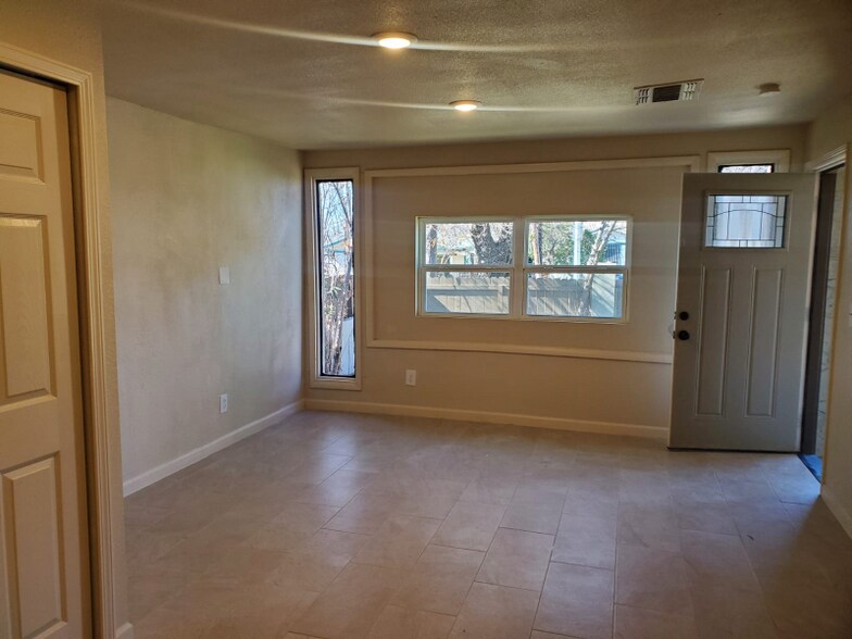 Building Photo - 118 Esmeralda Dr