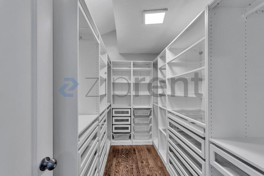 Building Photo - Unit