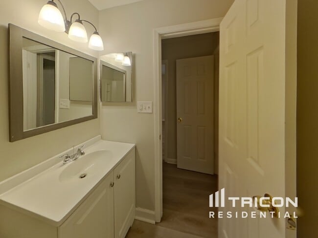 Building Photo - 2943 Pebblebrook Dr