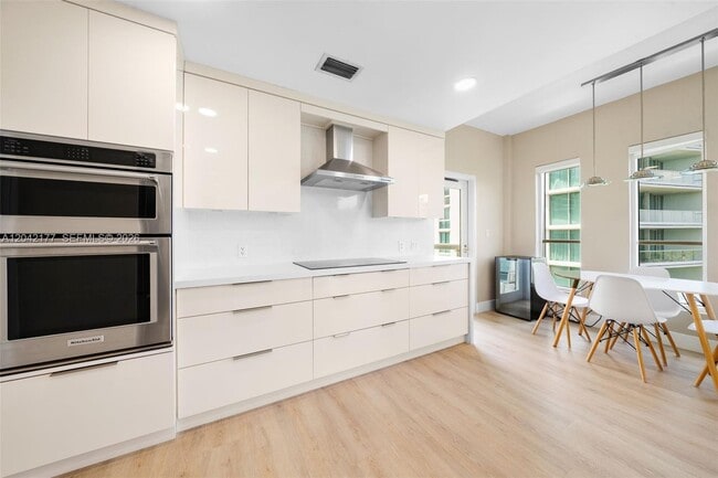 Building Photo - 2645 S Bayshore Dr