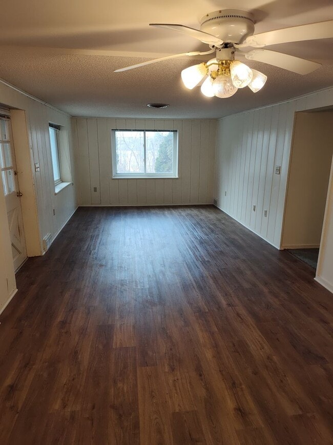 Building Photo - Lakefront property with 2 bedroom, and 1 bath.