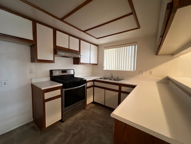 Building Photo - 611 S 6th St