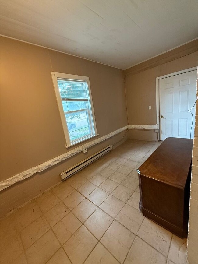 Building Photo - Clean Studio Apartment