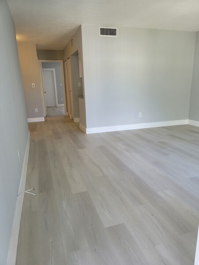 Building Photo - 10790 N Kendall Dr