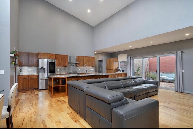 Building Photo - 3942 E Rosebrier St