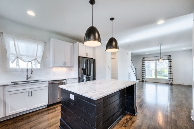 Building Photo - Lovely 3BE/3modern farmhouse is a sheer de...