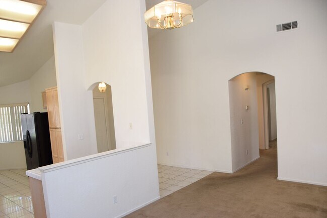 Building Photo - BEAUTIFUL NORTHWEST PROPERTY NEAR DINING A...