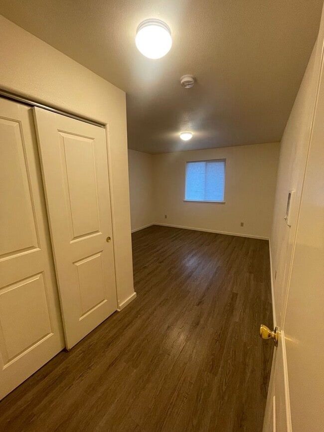 Building Photo - Convieniently located charming duplex with modern updates!