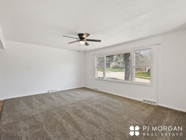 Building Photo - 5 Bedroom, 3 Bathroom - Newly Updated
