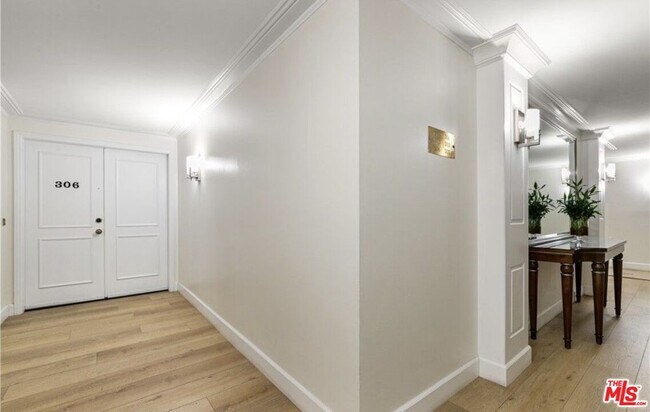 Building Photo - 321 N Oakhurst Dr