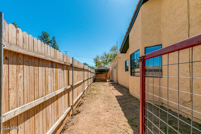 Building Photo - 848 E Roberts Rd