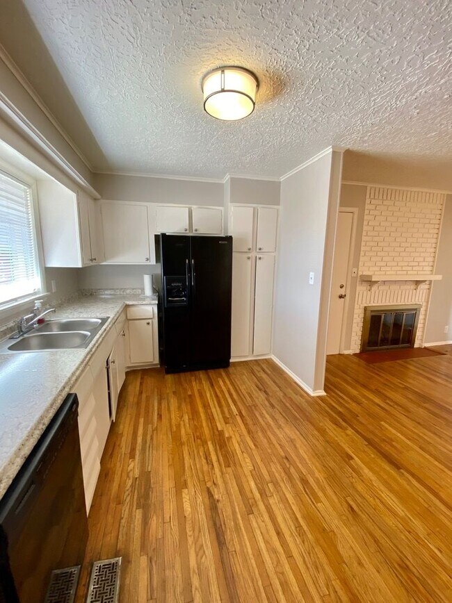 Building Photo - Updated & Renovated in Midtown! 3 Bedrooms...