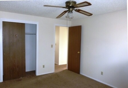 Building Photo - COZY END UNIT TOWN-HOME IN LONGMONT AVAILA...