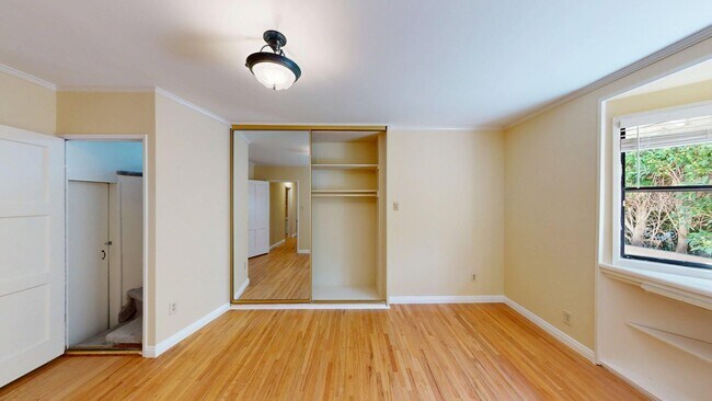 Building Photo - Newly Remodeled Spacious 4-Bed Home Availa...