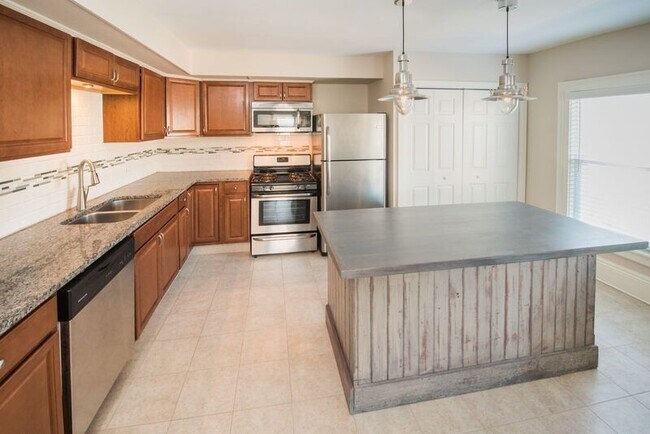 Building Photo - 130 Van Dam St