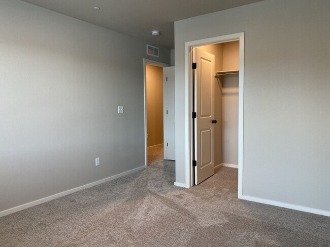 Building Photo - Stunning Townhome in Northridge Trails