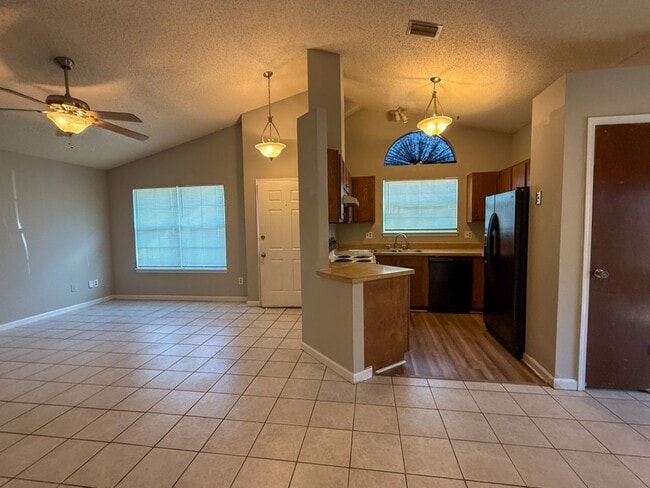 Building Photo - Charming 3/2 in Orange Park
