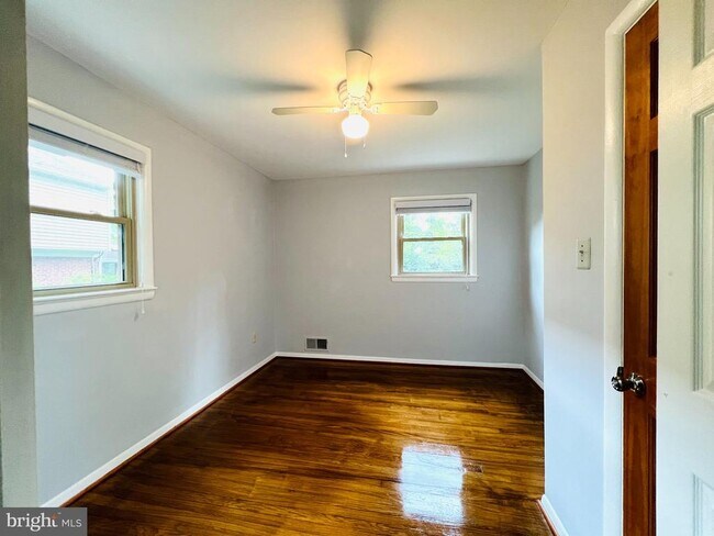 Building Photo - 2220 Primrose Dr
