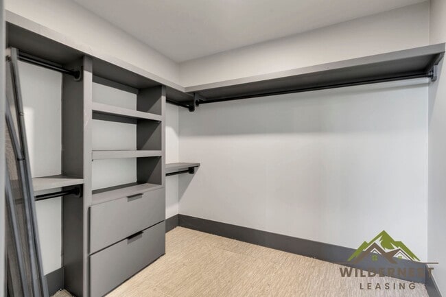 Building Photo - 348 Lake View Dr