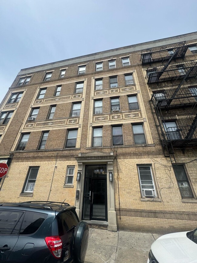 Primary Photo - 5801 Palisade Ave