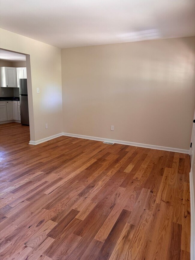 Building Photo - 3 Bedroom || 1 Bathroom - Single Family Home