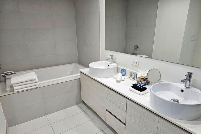 Building Photo - 2602 E Hallandale Beach Blvd