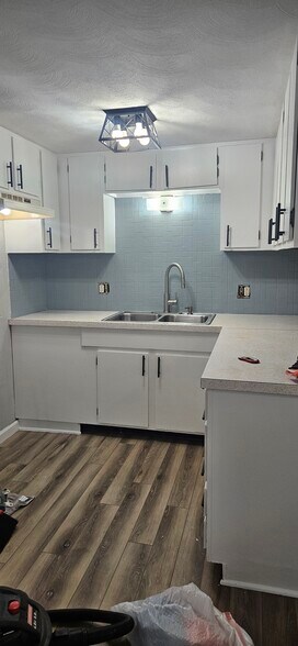 Building Photo - 585 Woodside Ave