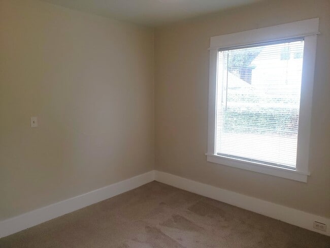 Building Photo - 1032 NE Madrona St