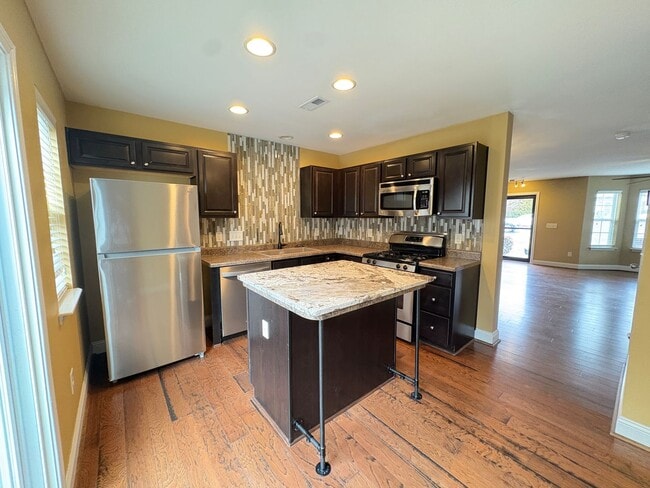 Building Photo - MOVE IN SPECIAL: 2 Bedroom, 2.5 Bathroom Townhouse in Greensboro!