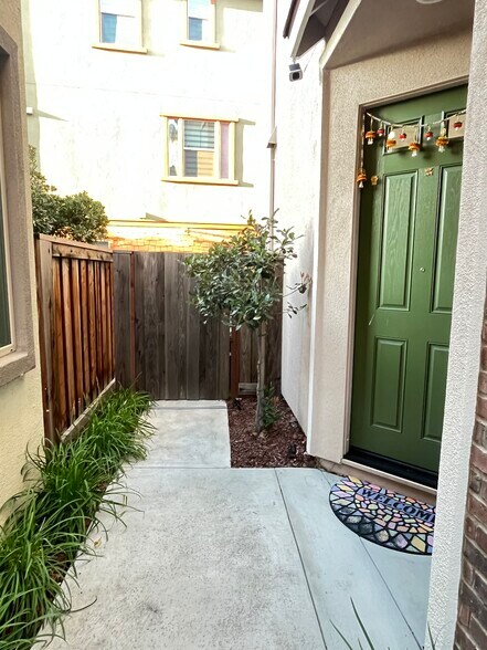 Building Photo - 2880 Patcham Cmn