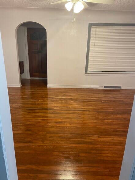 Building Photo - 812 N Linn St