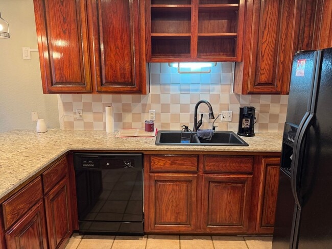 Building Photo - Immaculate home in Gentry close to schools