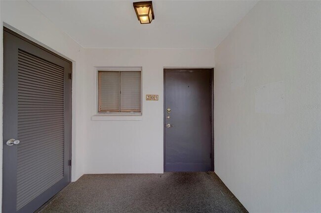 Building Photo - 2944 W Bay Dr