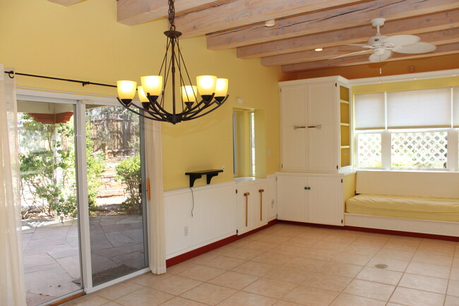 Building Photo - Beautiful 3 bdr, 2 bath SOLAR home w/large...