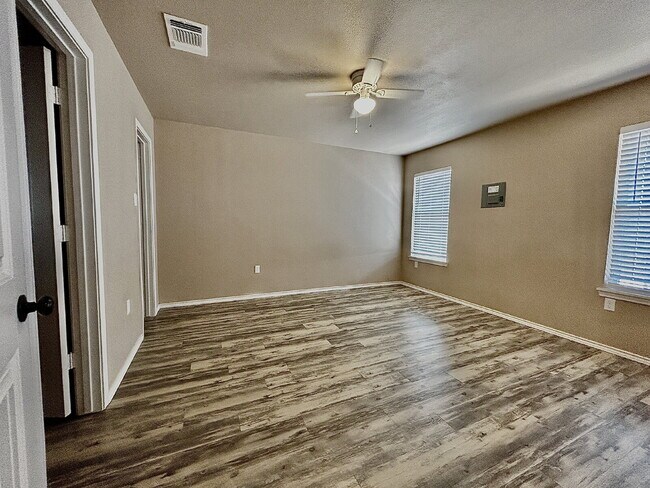 Building Photo - "Charming 3-Bedroom Haven with 2 Full Bath...